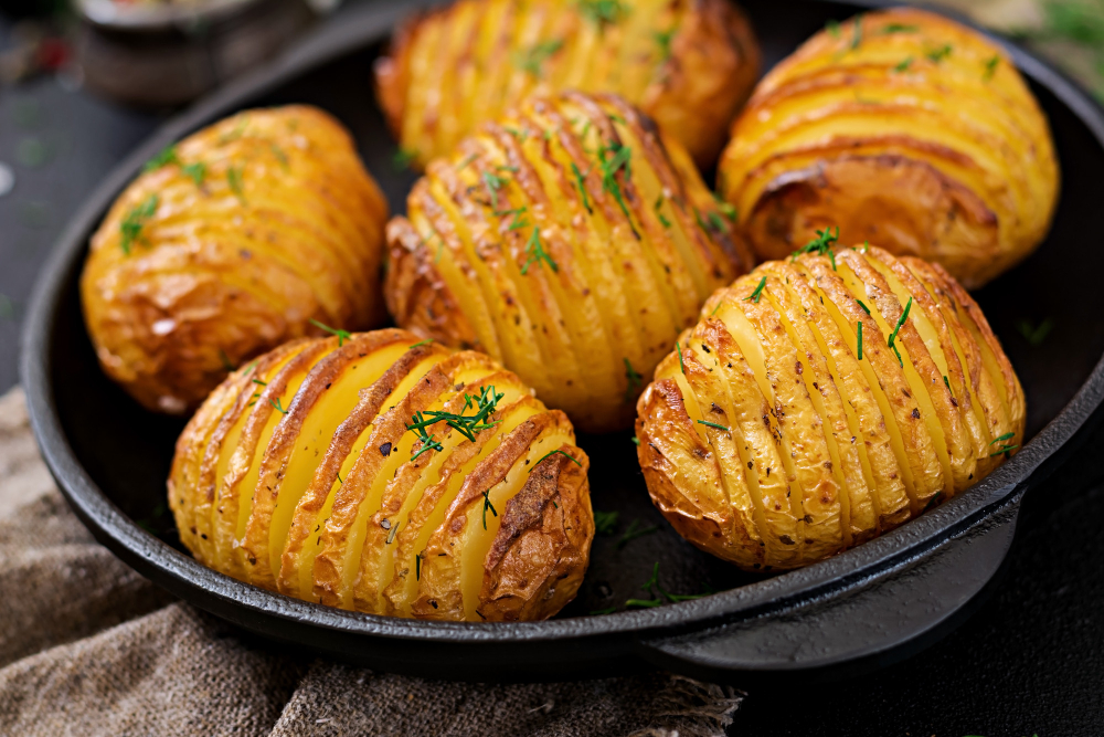 3 passos para preparar Batatas Hasselback crocantes e irresistíveis